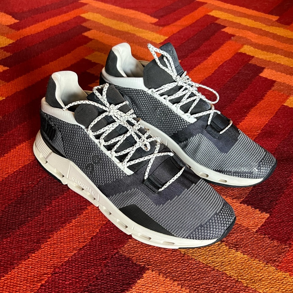 Gently Used Men’s On Running Cloudnova. Dark Navy and crème. Size 11